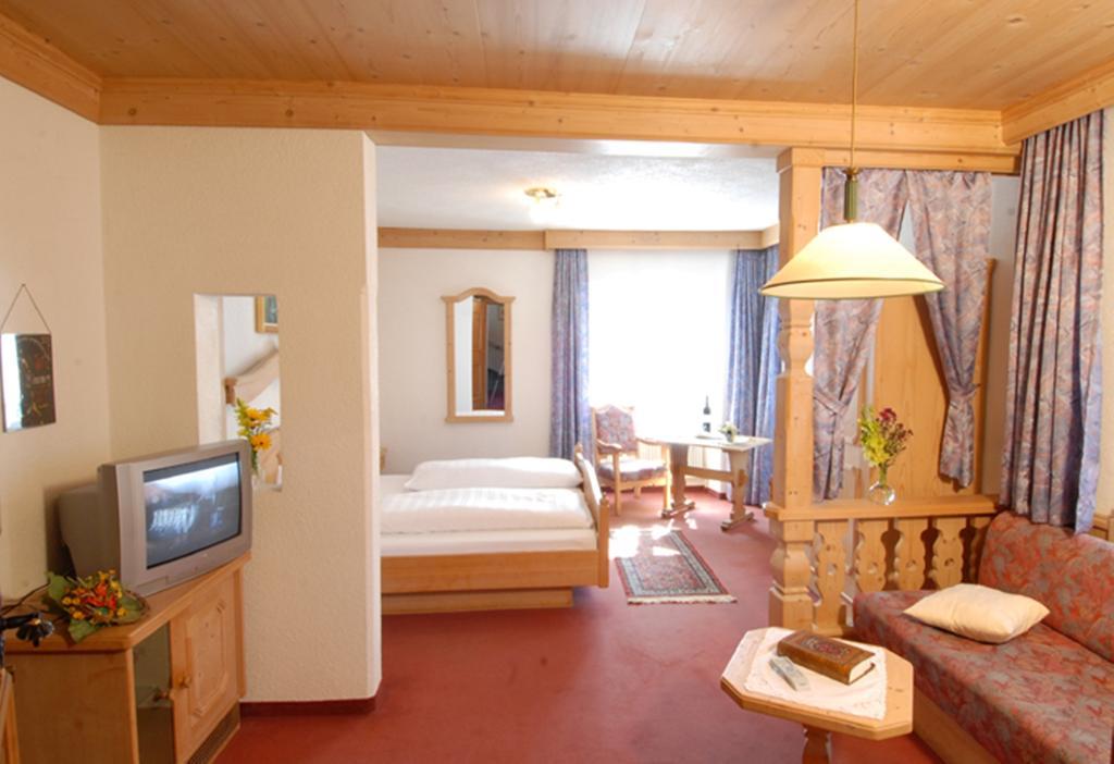 Gasthof Zum Goldenen Loewen Nauders Camera foto